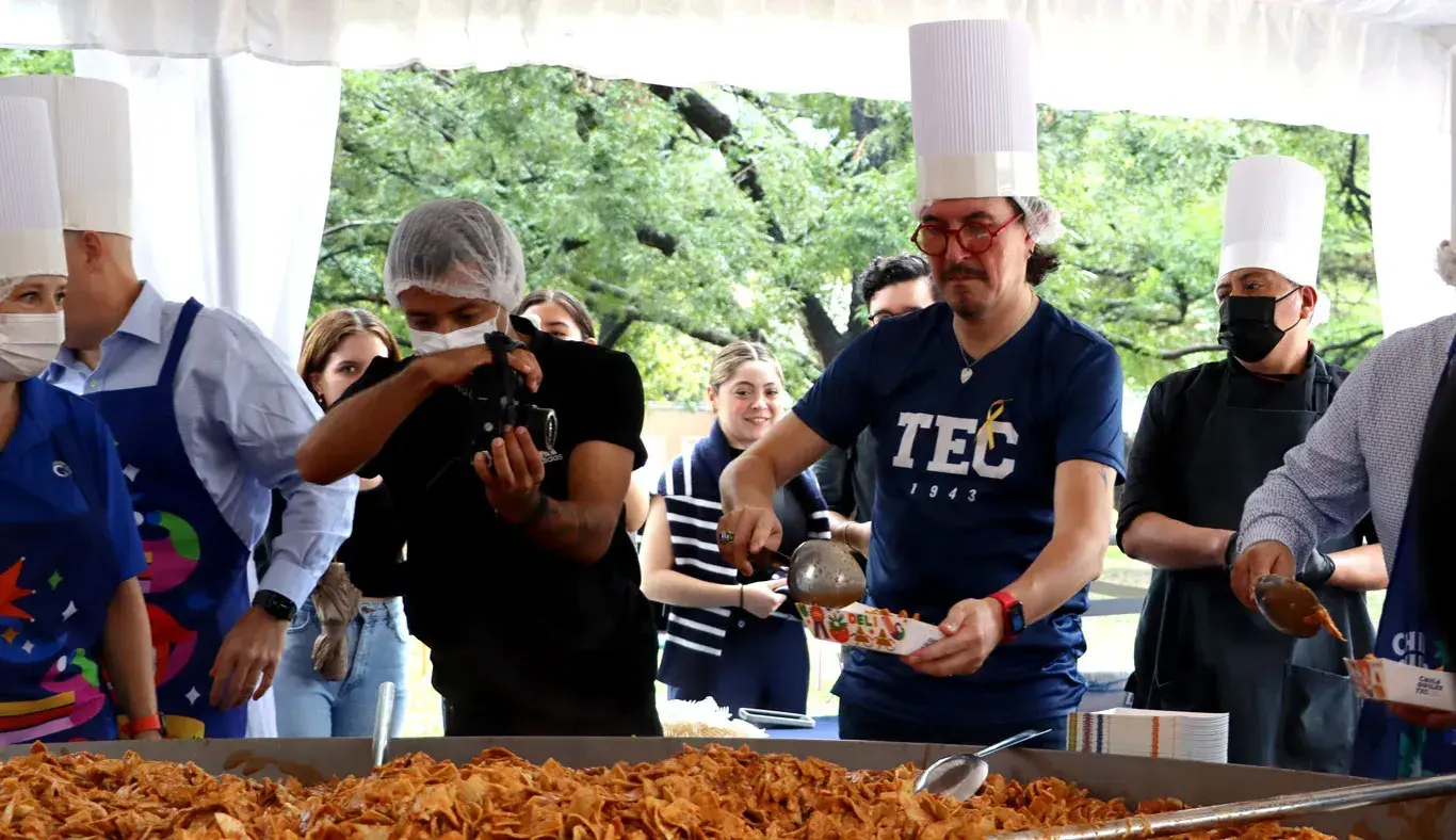 Directivos del Tec sirven chilaquiles a la comunidad de campus Mty.