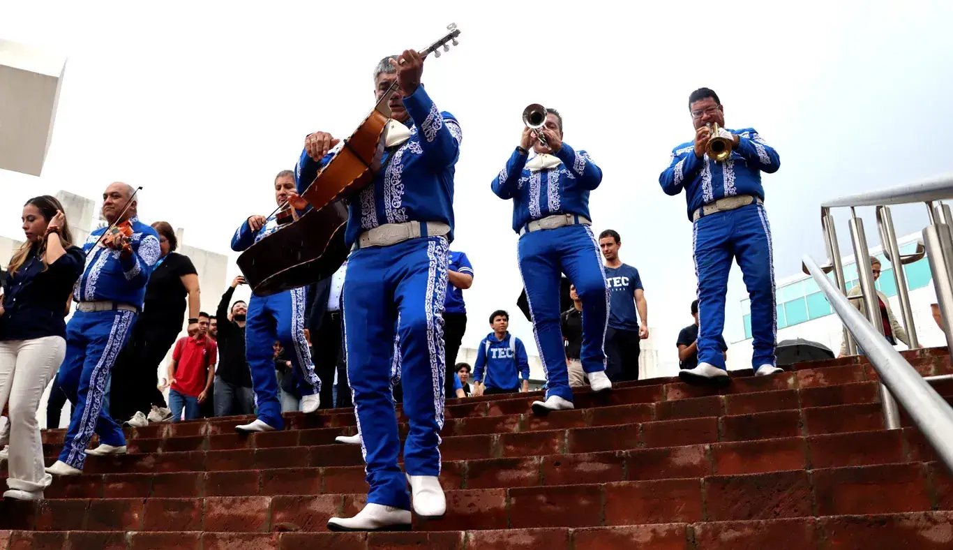 Mariachi bajando escaleras en el campus Monterrey.
