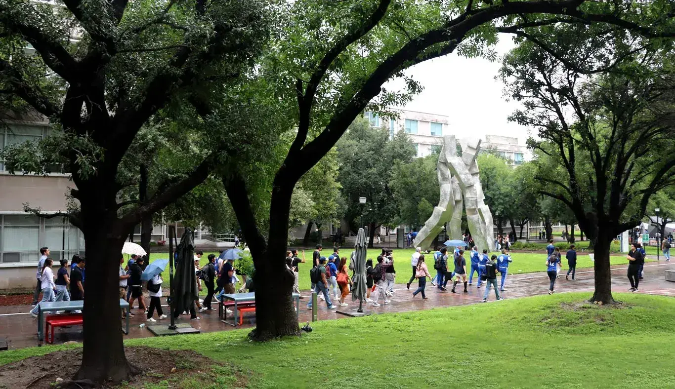Mariachi recorriendo el campus Monterrey acompañado de comunidad Tec.