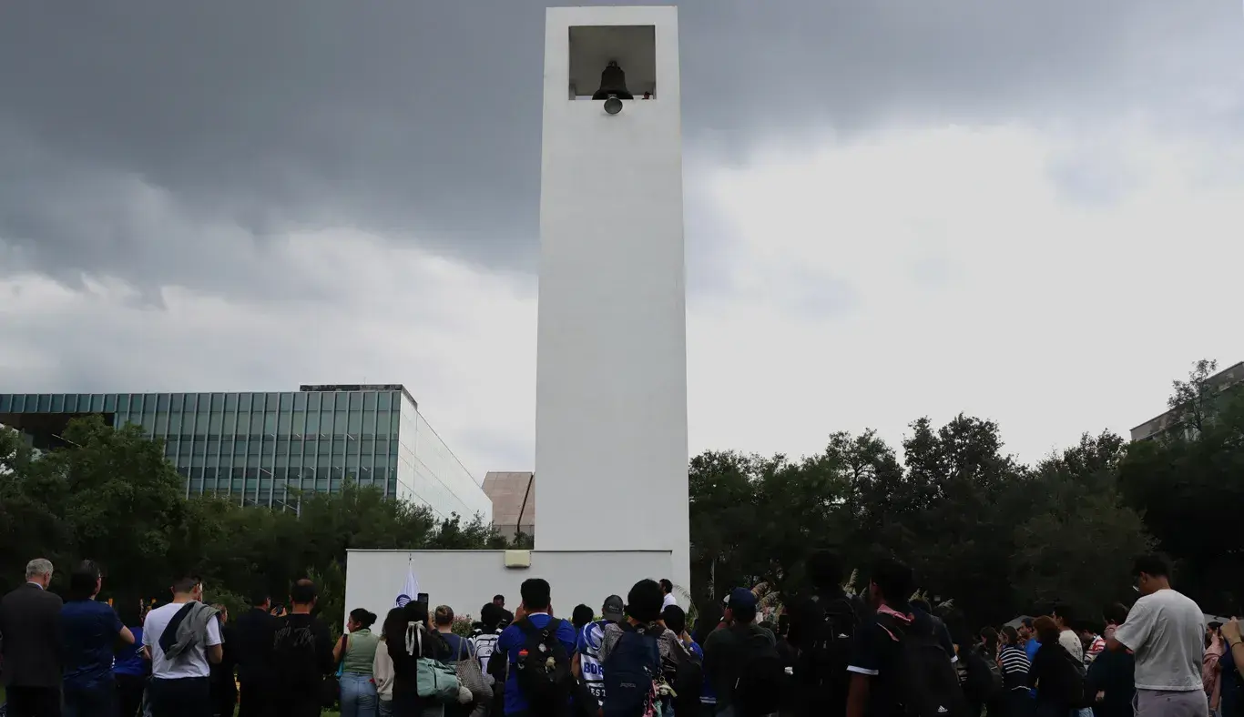 Personas alrededor del Campanario del Tec, campus Monterrey.