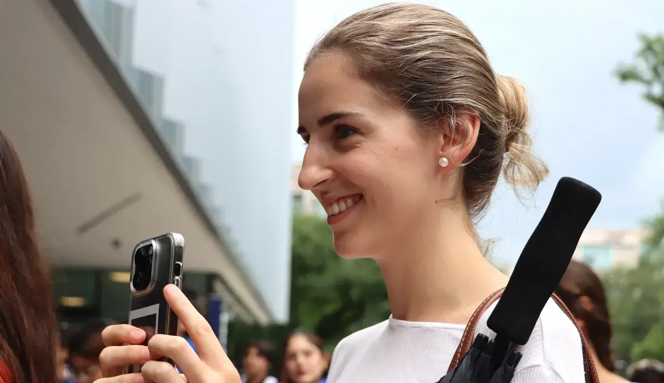 Alumna captura un video en el campus Monterrey.