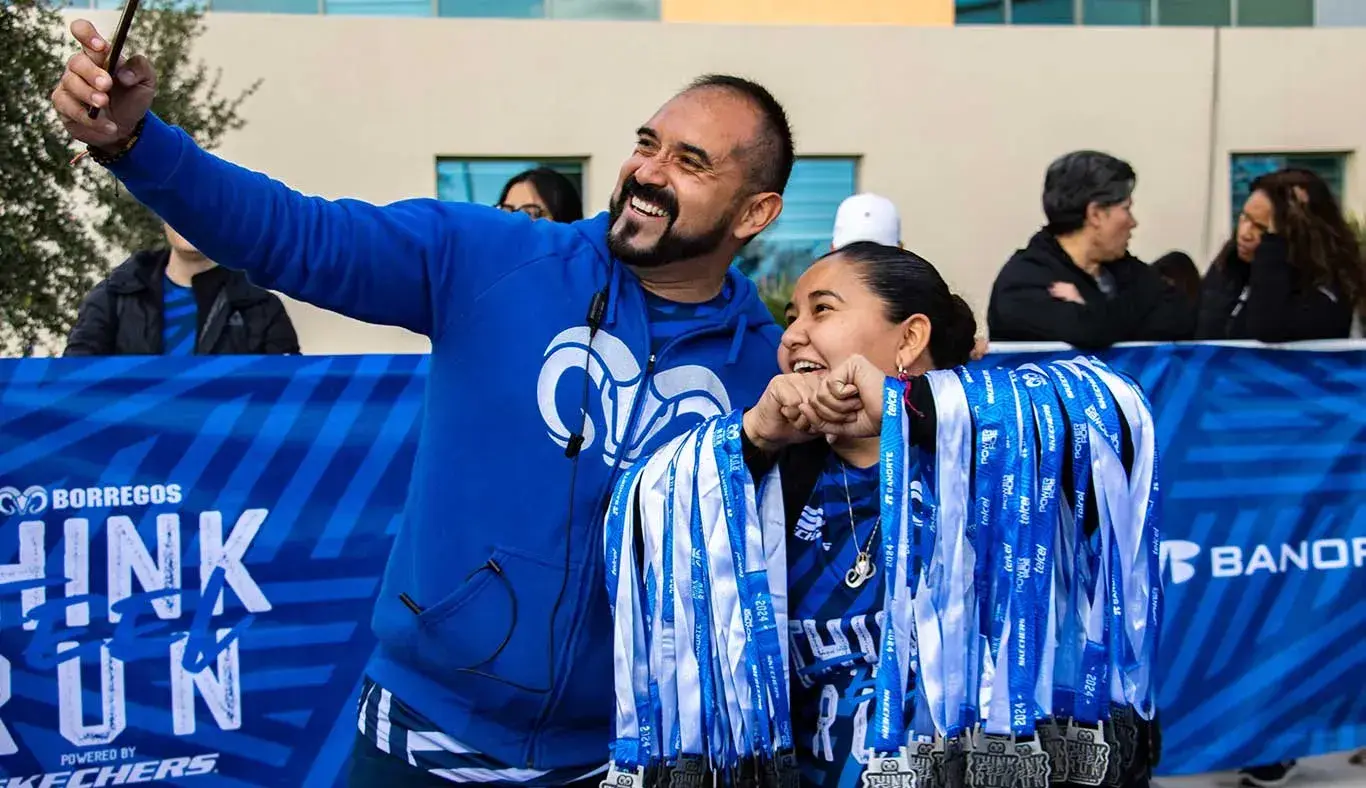 Colaboradores tomándose una foto sosteniendo las medallas