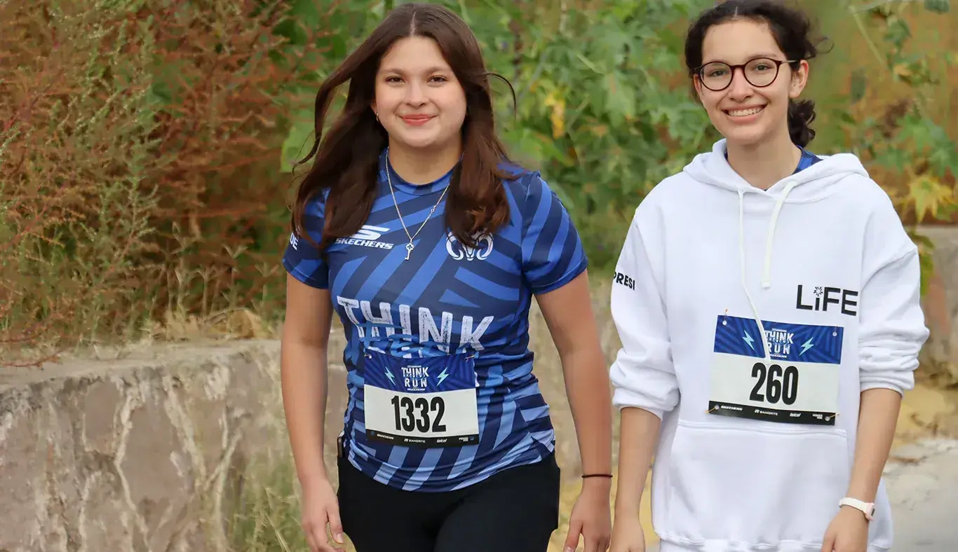 Participantes sonriendo a la cámara 