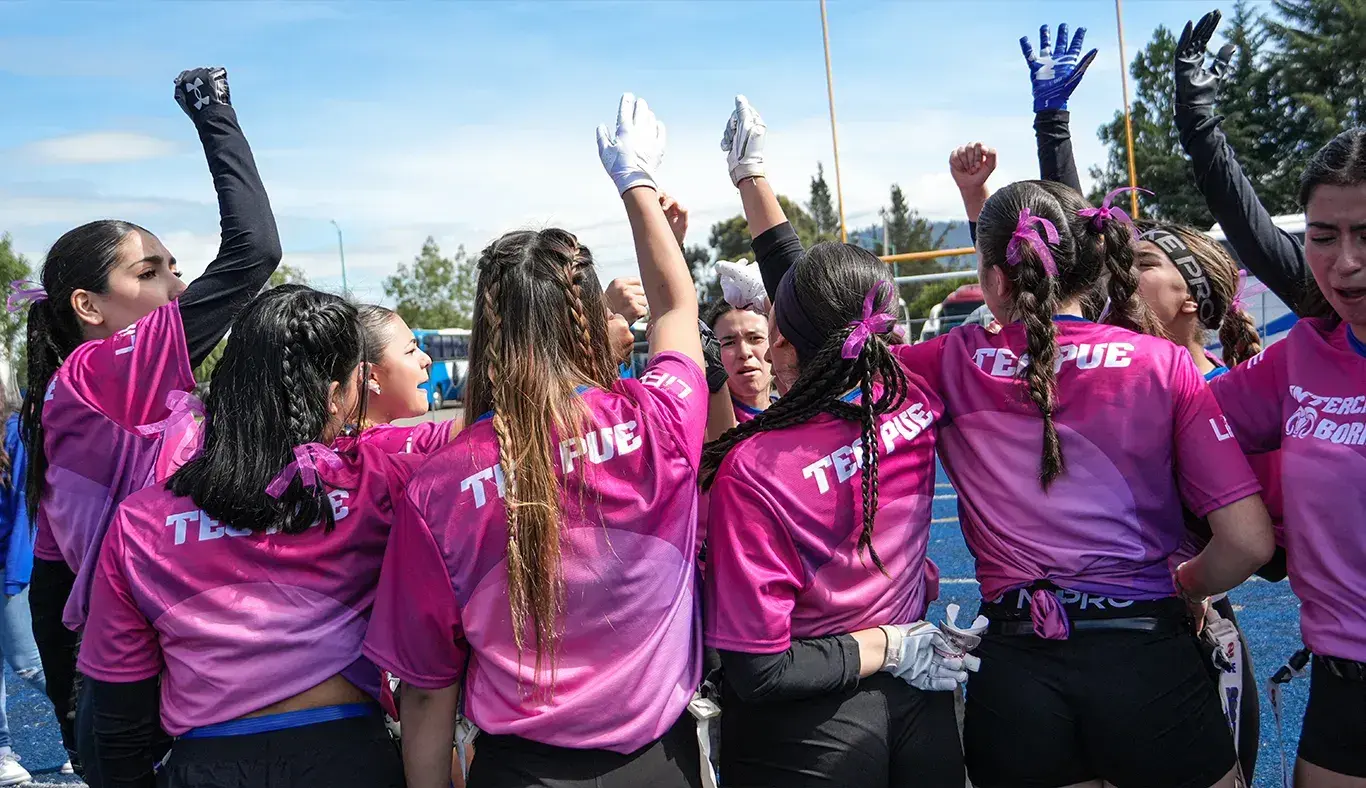 Equipo de campus Puebla celebrando.