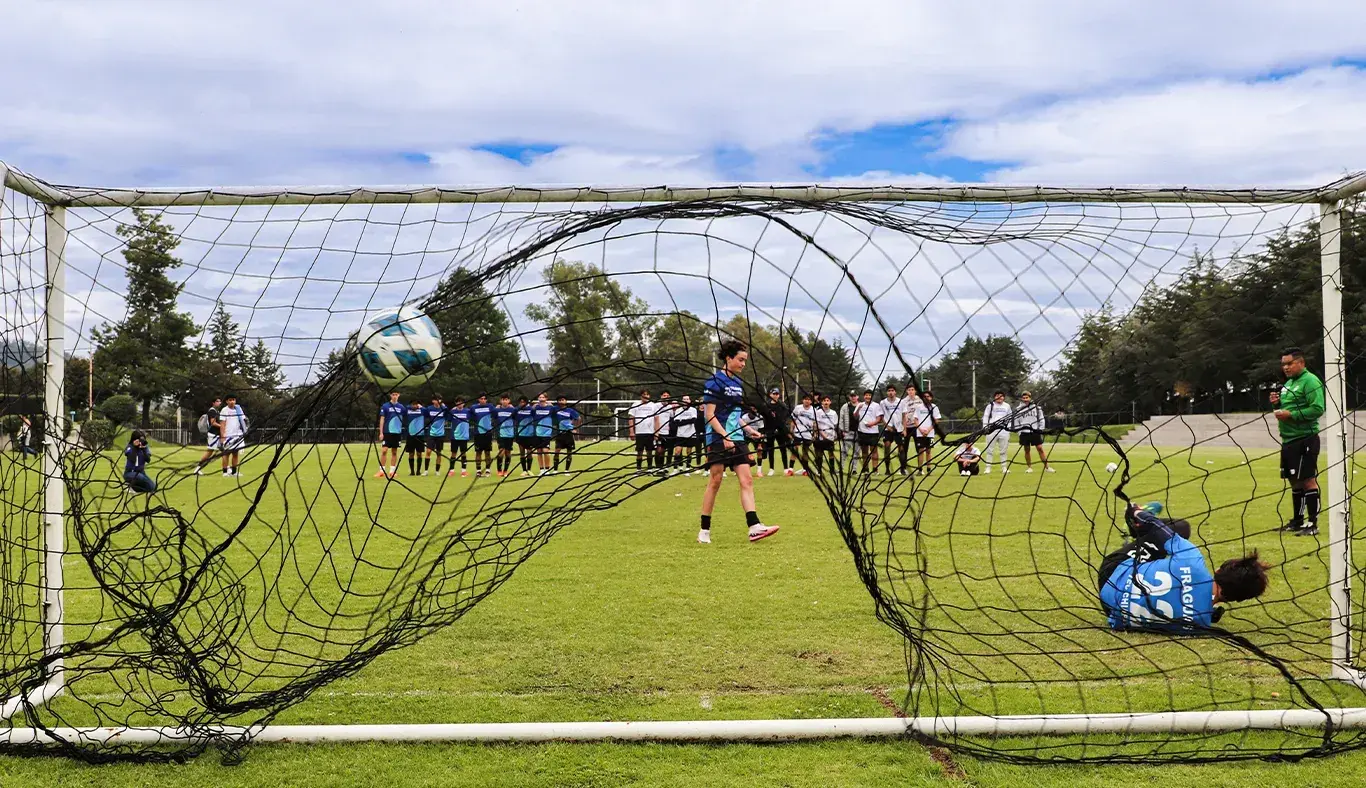 Tiro a gol de Tec campus Santa Fe contra PrepaTec Chiapas.