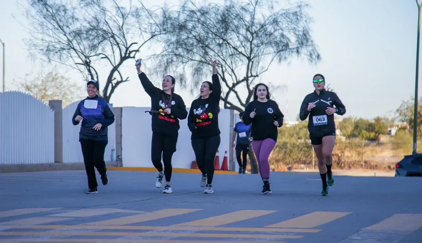 Grupo de 5 personas corriendo