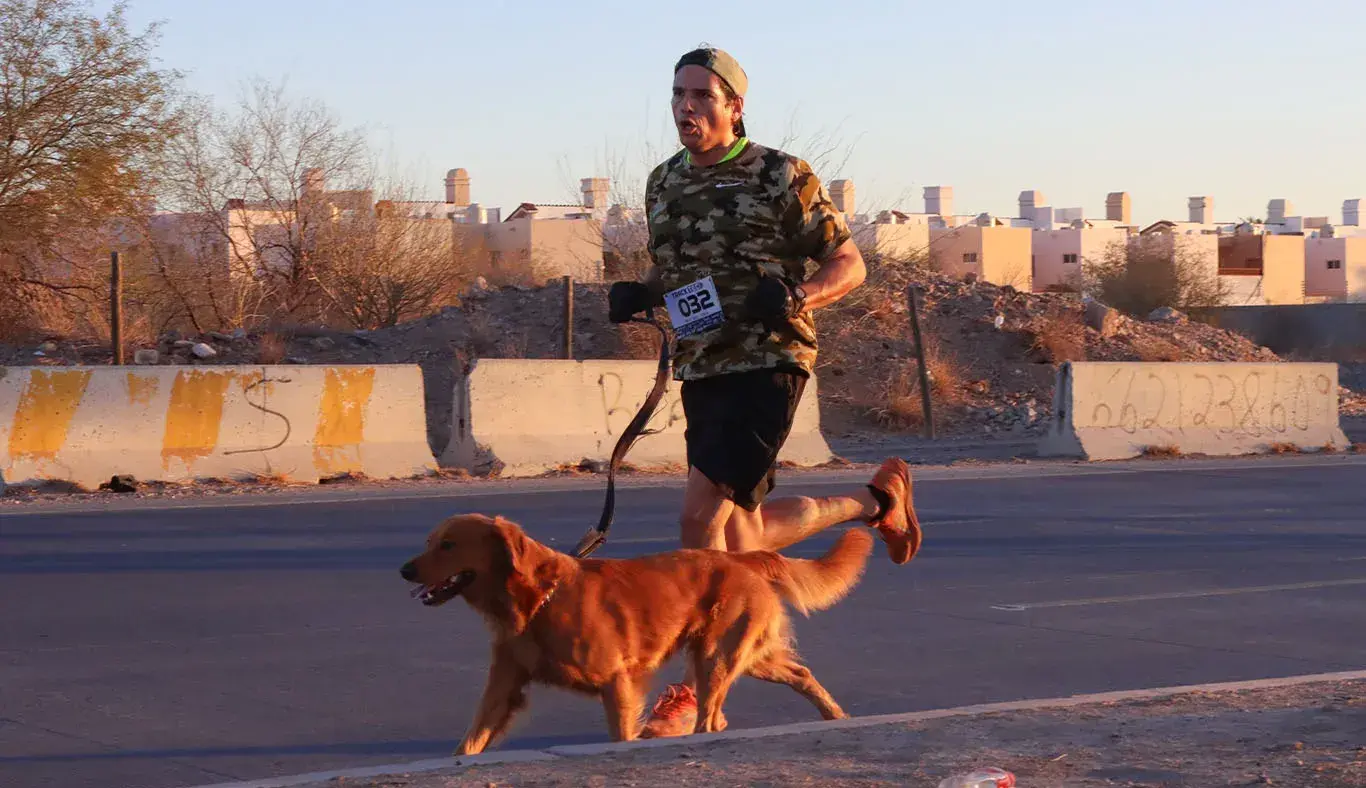 Hombre corriendo con su perro