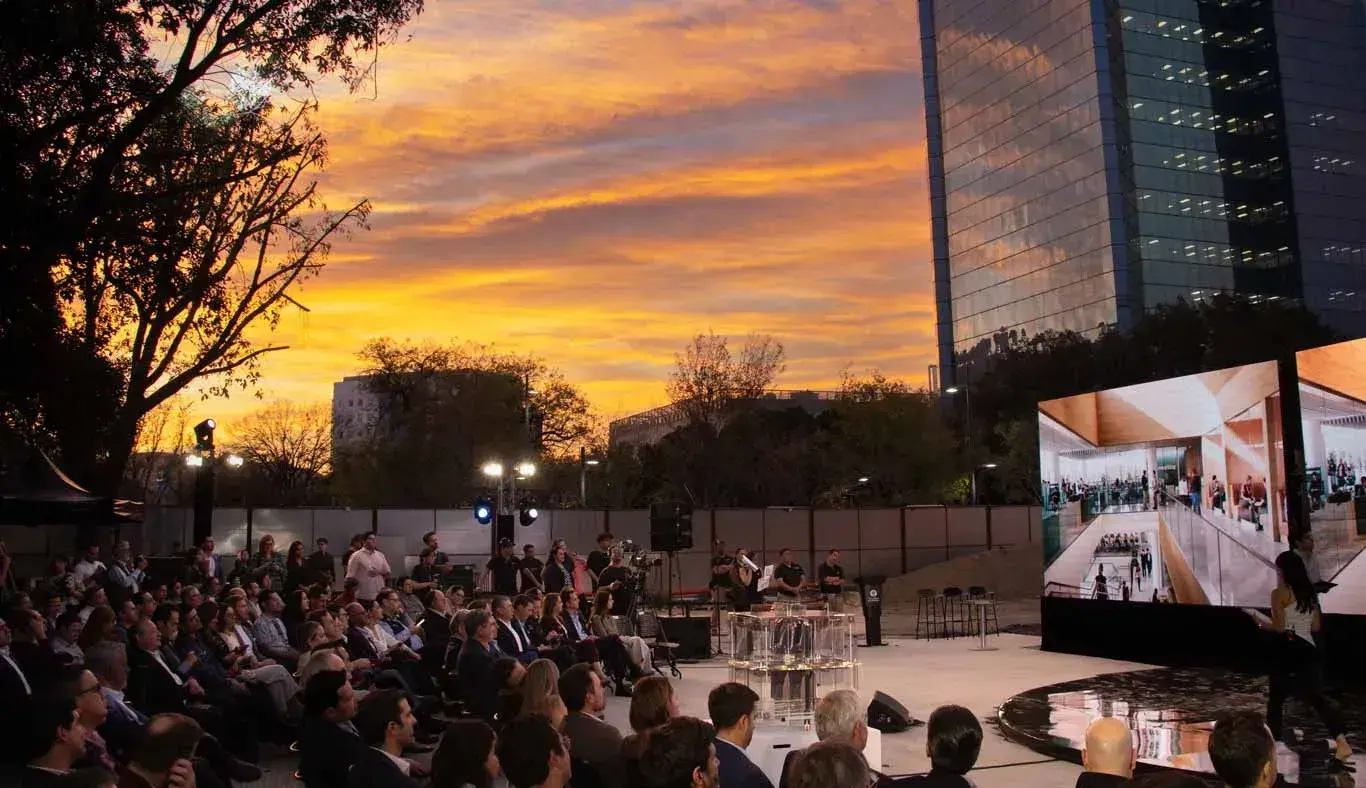 Asistentes a la colocación de la primera piedra del HUB de Innovación 