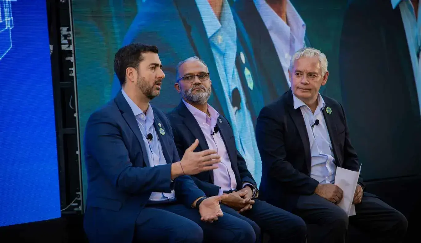 Directivos del Tec durante un conversatorio.