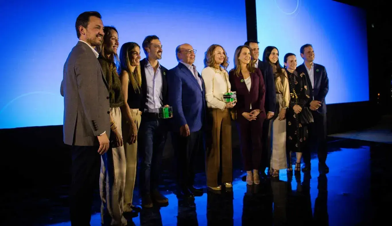 Asistentes a la ceremonia de colocación de la primera piedra durante una fotografía.