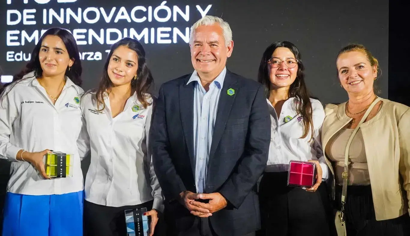 Mario Adrián Flores junto a asistentes a la ceremonia.