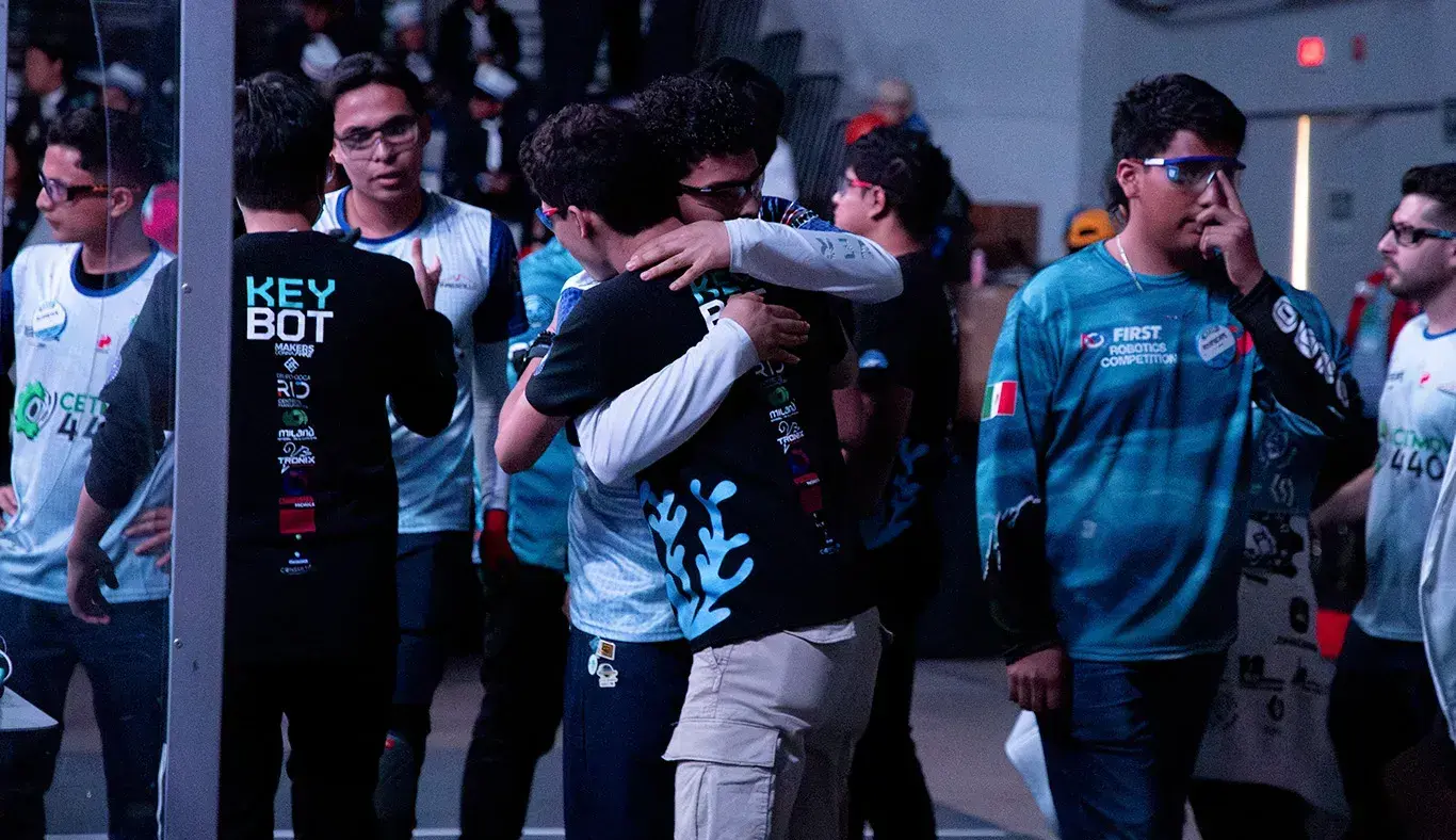 Jugadores de FIRST Regional Laguna 2025 se abrazan al festejar victoria