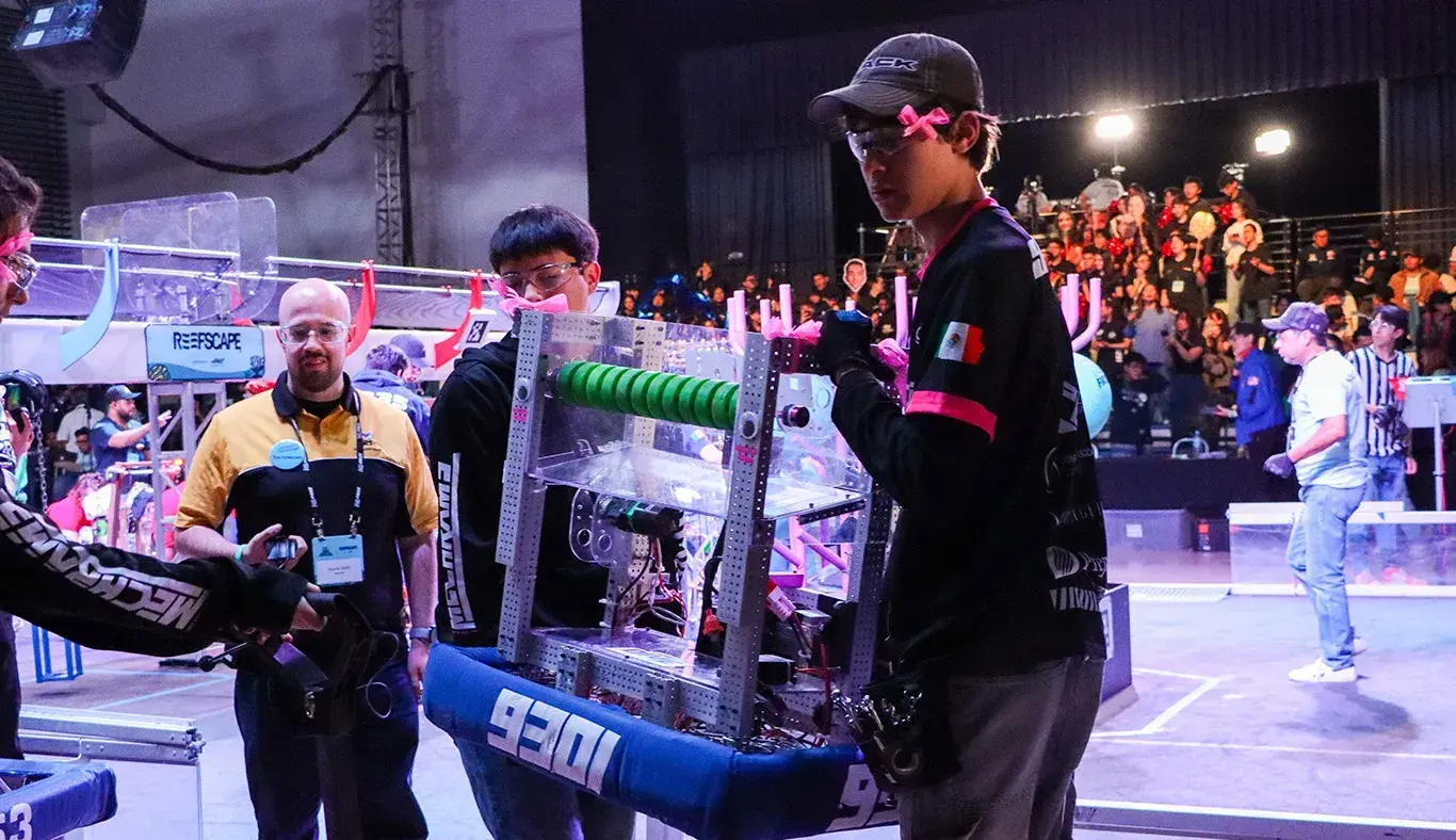 Jugadores de FIRST Regional Laguna 2025 sacan su robot de la cancha en Arena Borregos