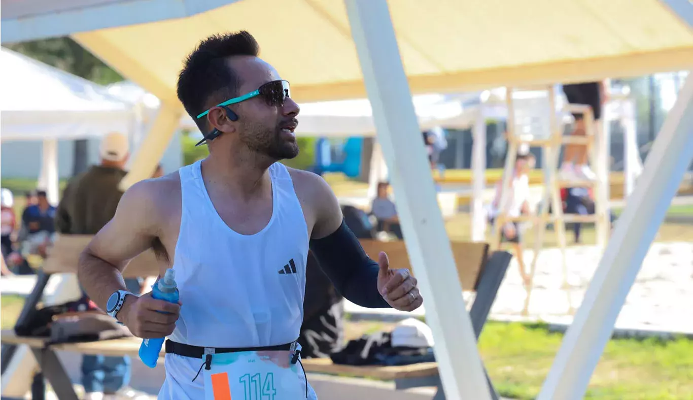 Persona participando en la carrera