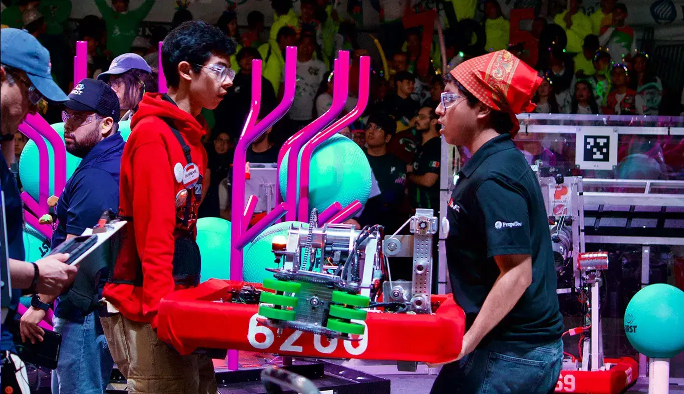 Jugadores de FIRST Regional Laguna 2025 llevan robot a la cancha de la Arena Borregos