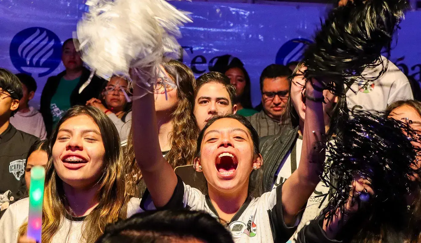 Estudiantes realizan porras en FIRST Regional Laguna 2025