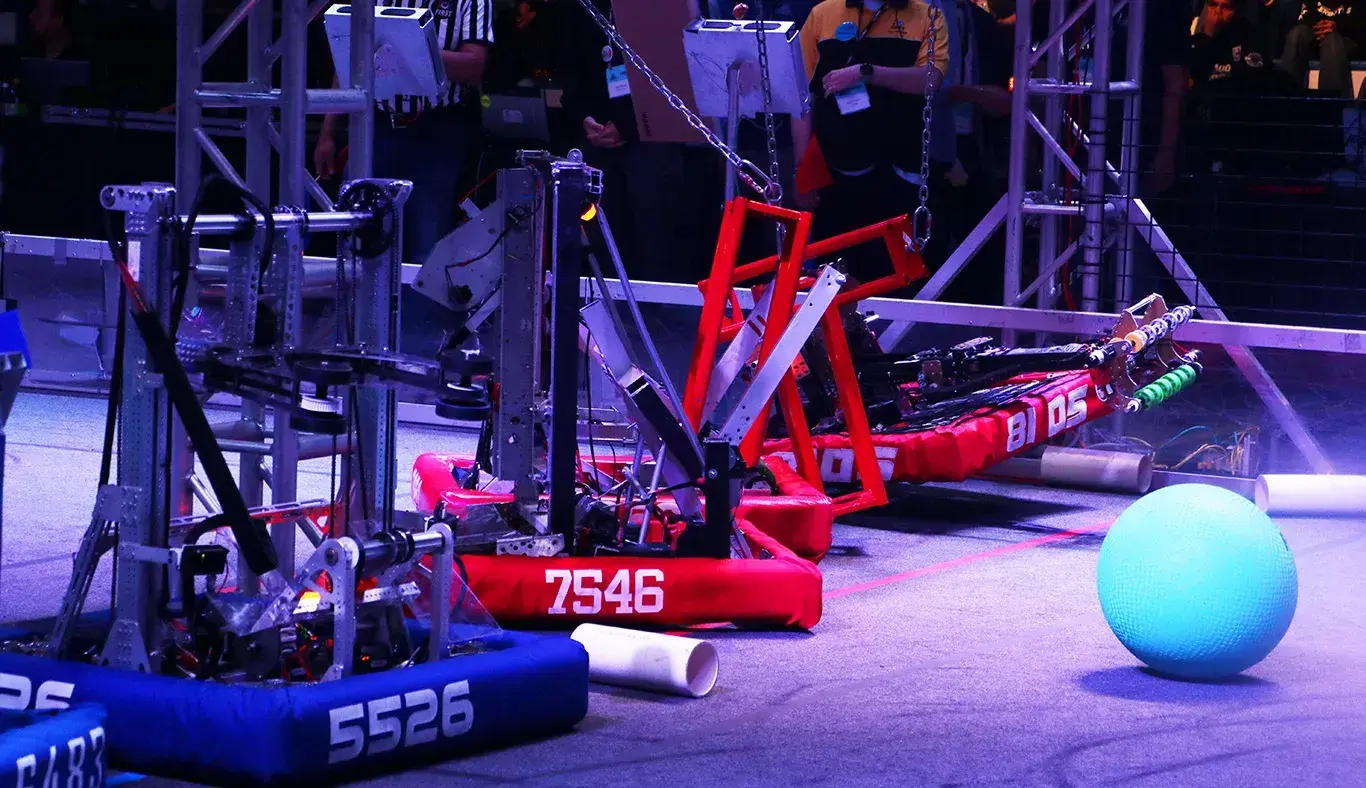 Robots de la alianza roja y uno de la alianza azul participan en FIRST Regional Laguna 2025