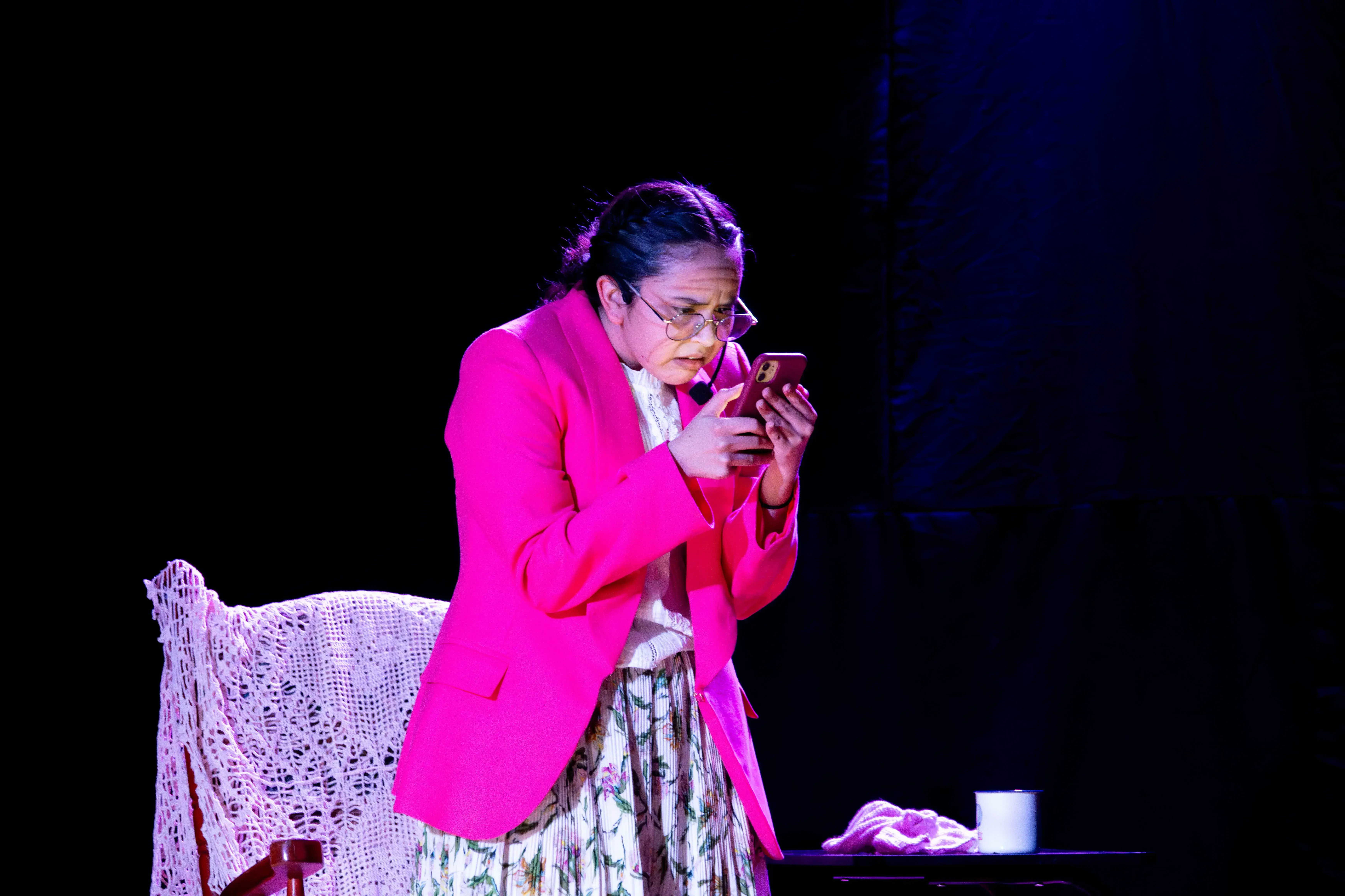 alumna caracterizada como abuelita para su presentación de monólogo