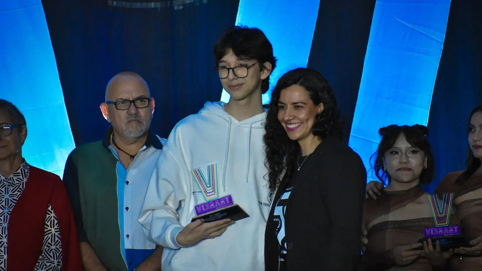 Estudiante de tec tampico presentando su número artístico en festival de arte
