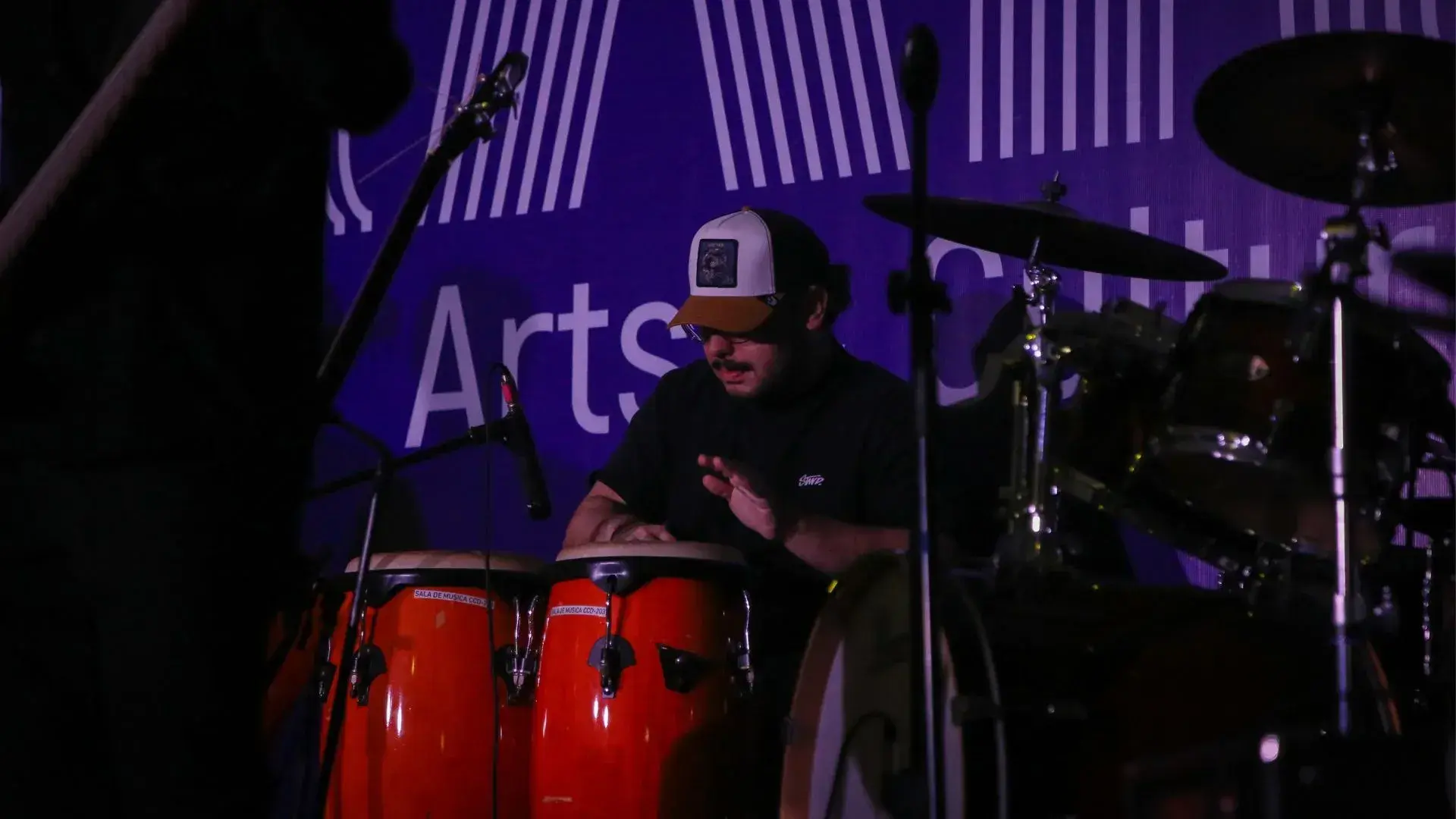Estudiante de tec tampico presentando su número artístico en festival de arte