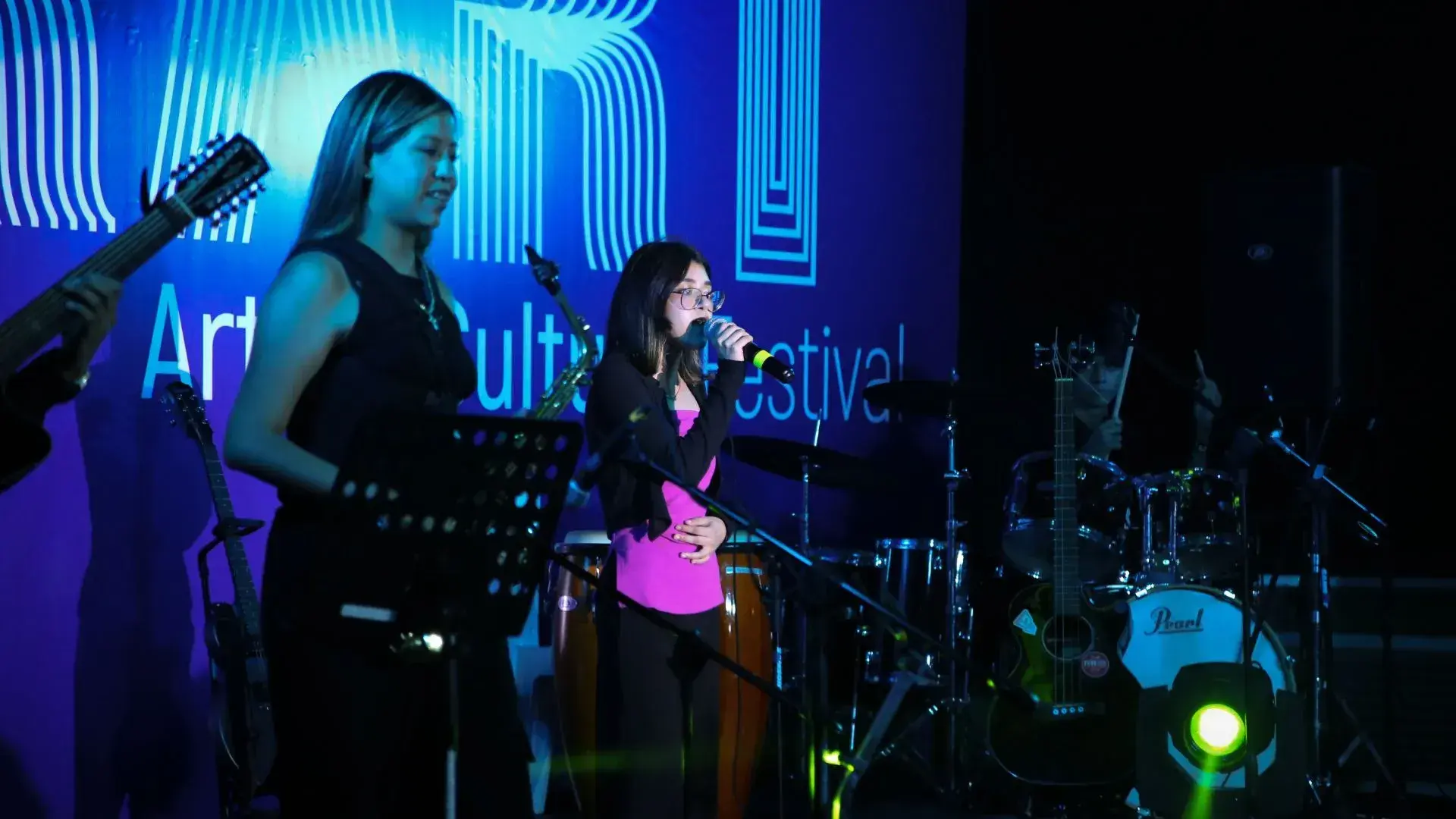 Estudiante de tec tampico presentando su número artístico en festival de arte