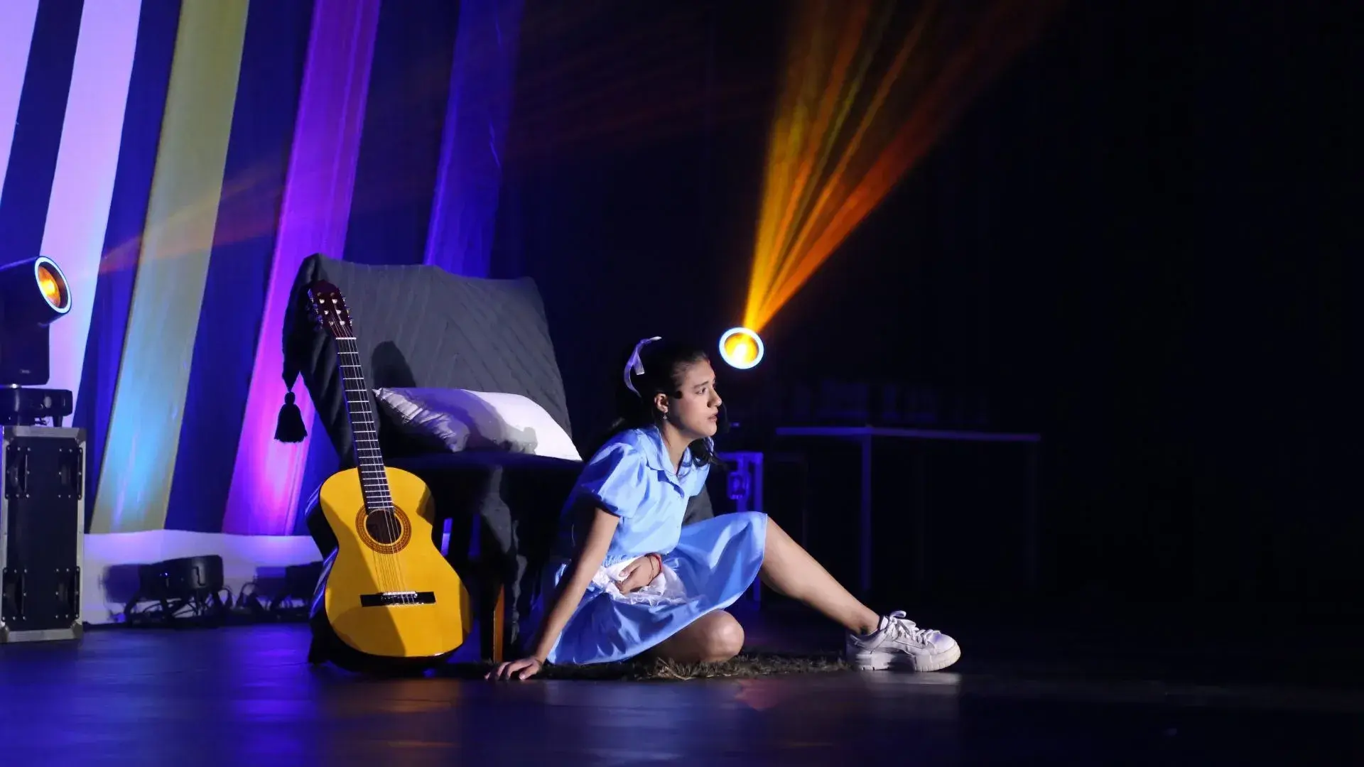 Estudiante de tec tampico presentando su número artístico en festival de arte