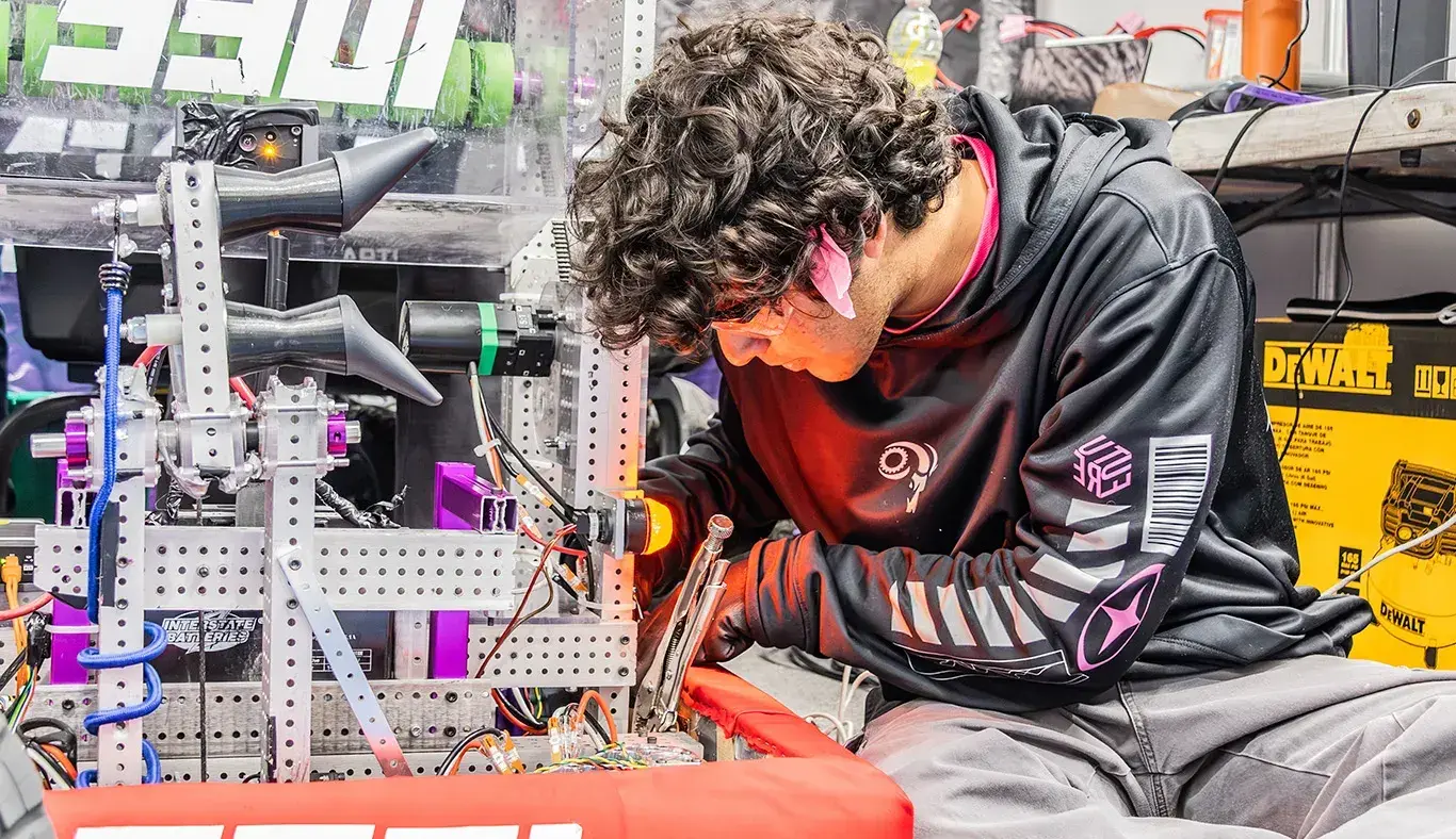 Reparan robot en los pits durante la competencia de FIRST Regional Lag