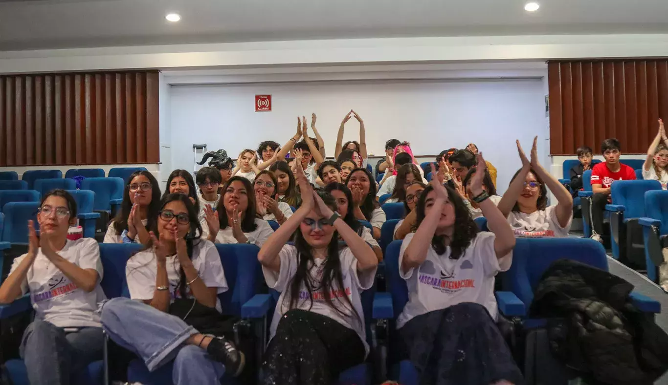 Grupo de personas en las butacas de un auditorio.