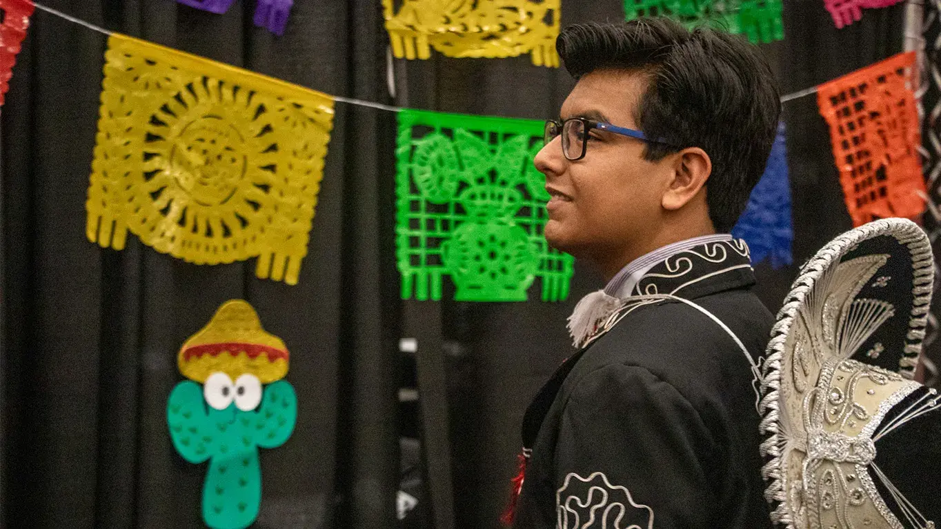 Alumno con traje de mariachi.