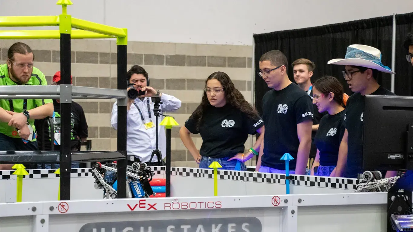 Alumnos en competencia de robots.