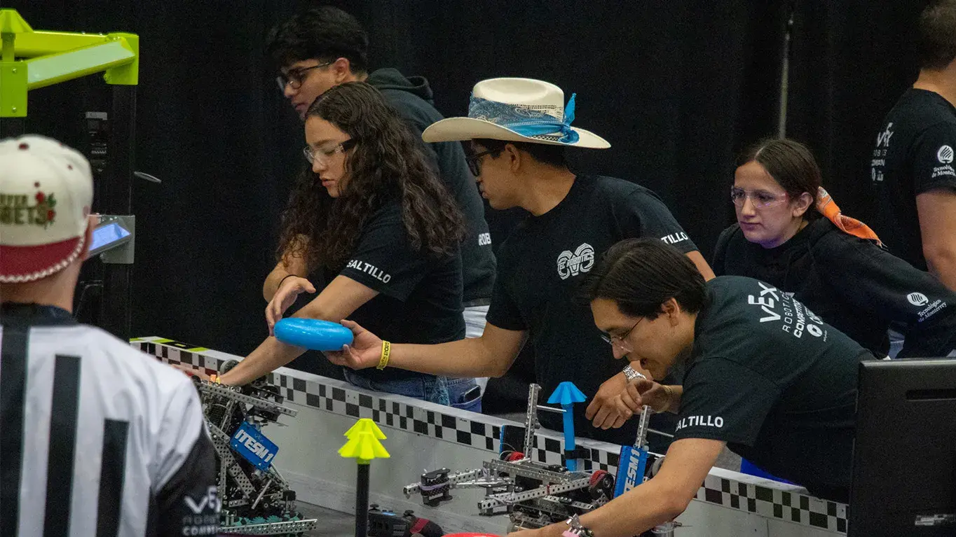 Alumnos en pelea de robots. 