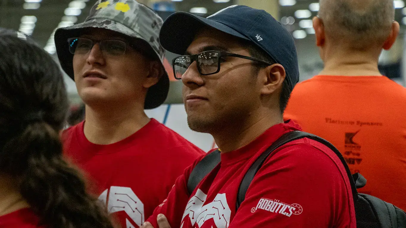 Alumnos en torneo de robótica. 