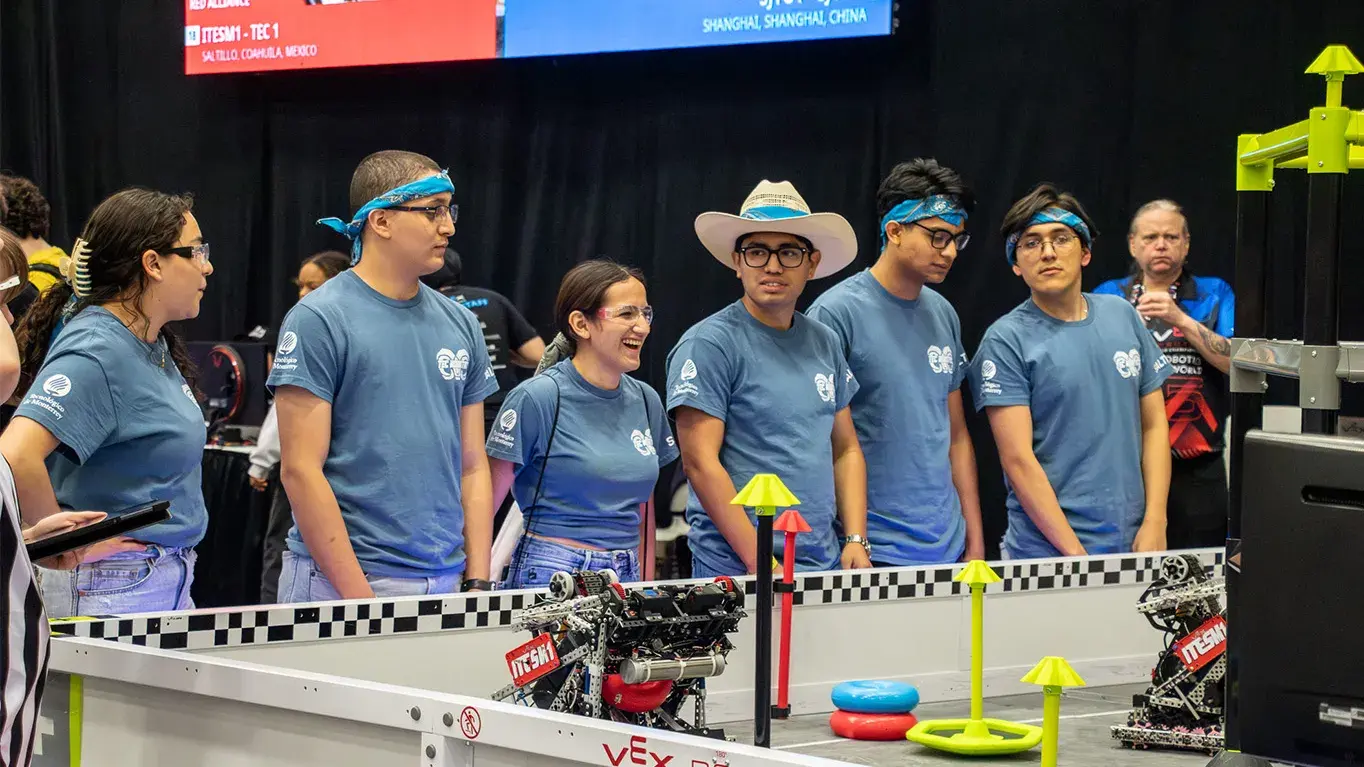 Alumnos participando en torneo de robótica. 