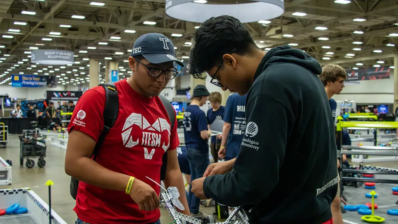 Alumnos reparando un robot. 