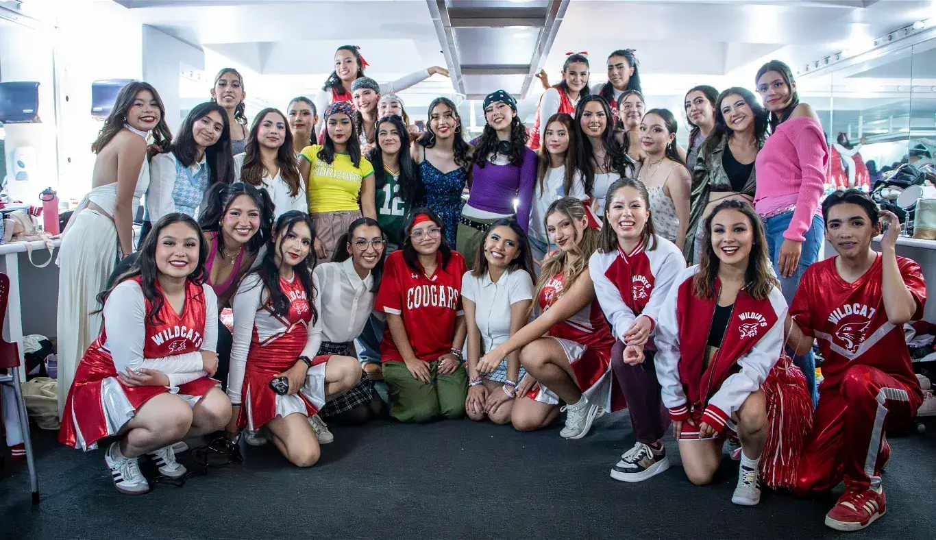 Integrantes del elenco de High School Musical: On Stage posan en camerinos con vestuario completo y caracterización previa a la presentación del musical.