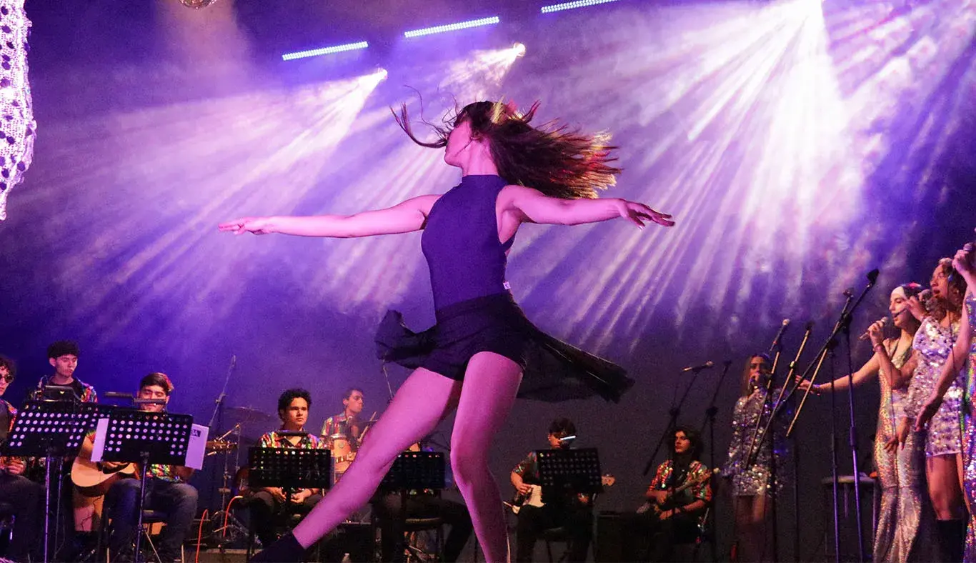 Estudiante bailando contemporáneo