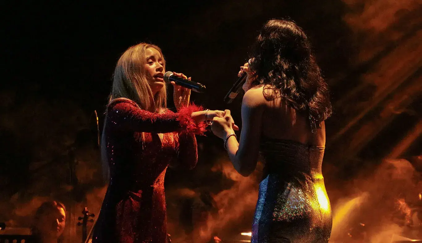 Estudiantes cantando juntas