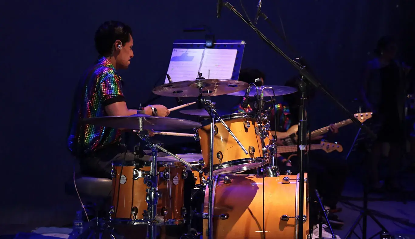 Estudiante tocando la batería
