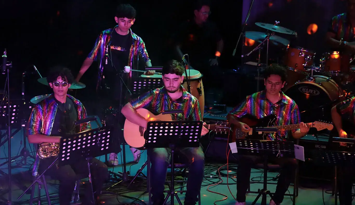 Estudiantes tocando la guitarra