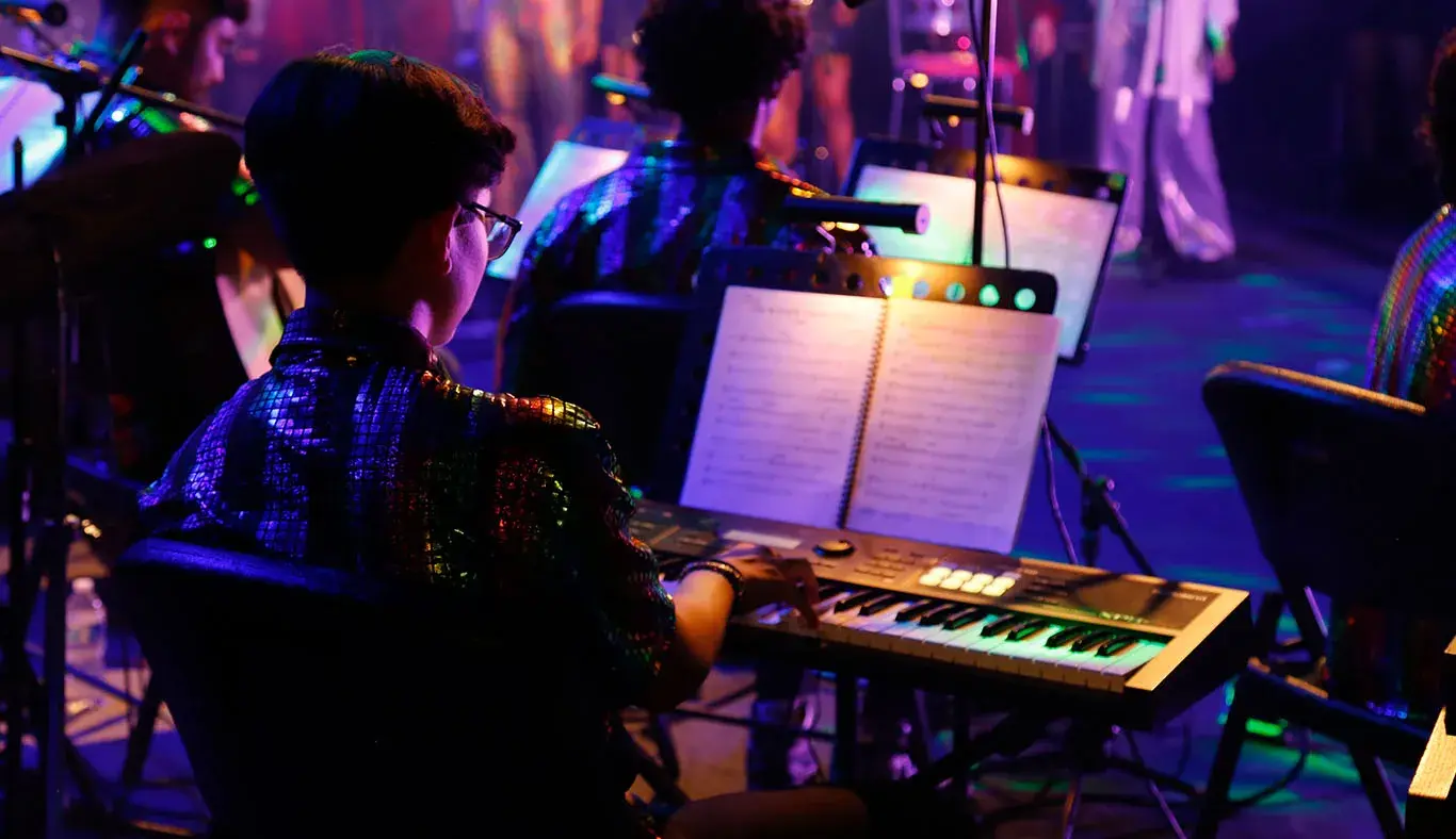 Estudiante tocando el teclado