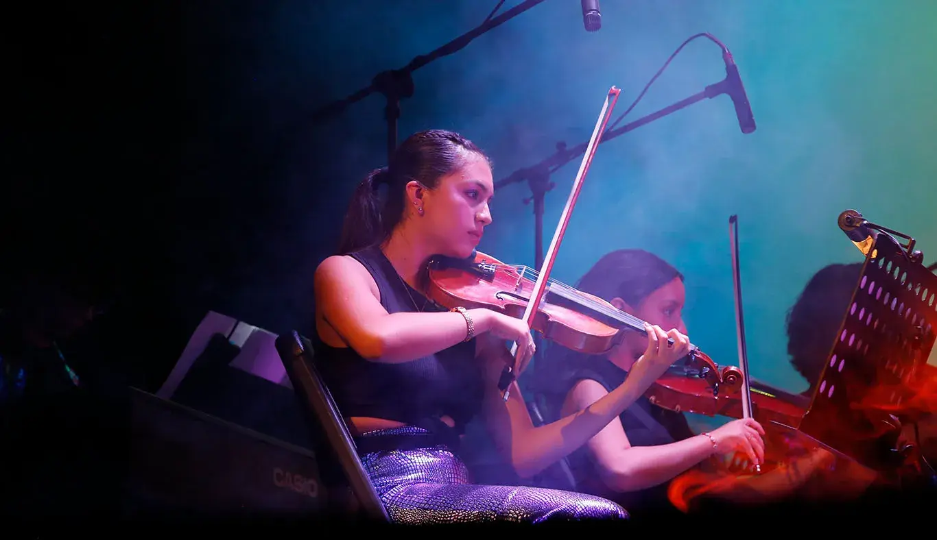 Estudiante tocando el violín