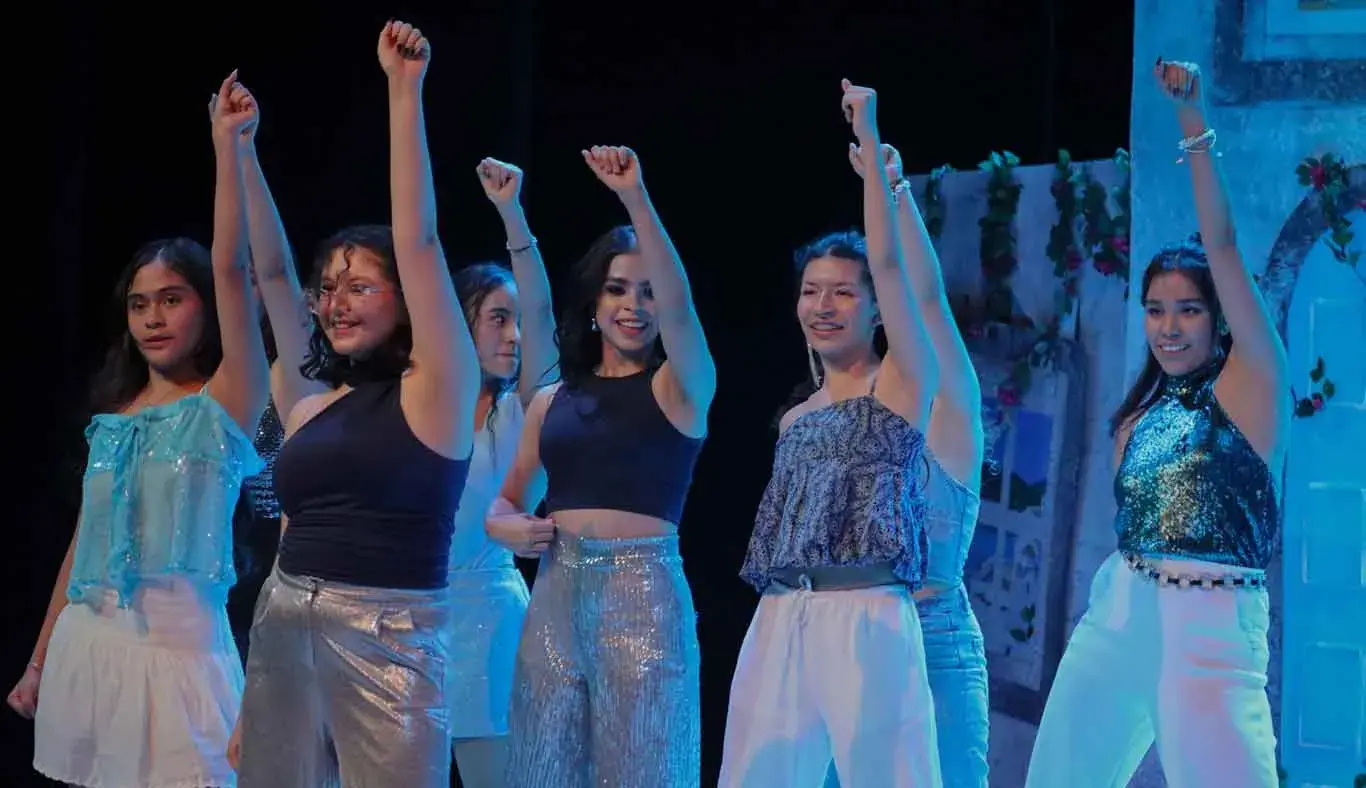 Estudiantes bailando 