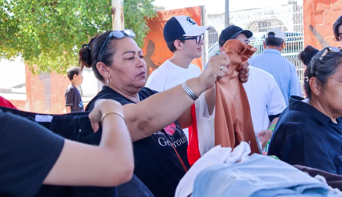 Mujer viendo ropa.