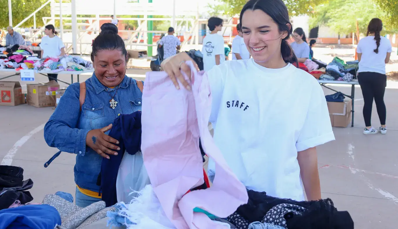 Dos mujeres viendo ropa