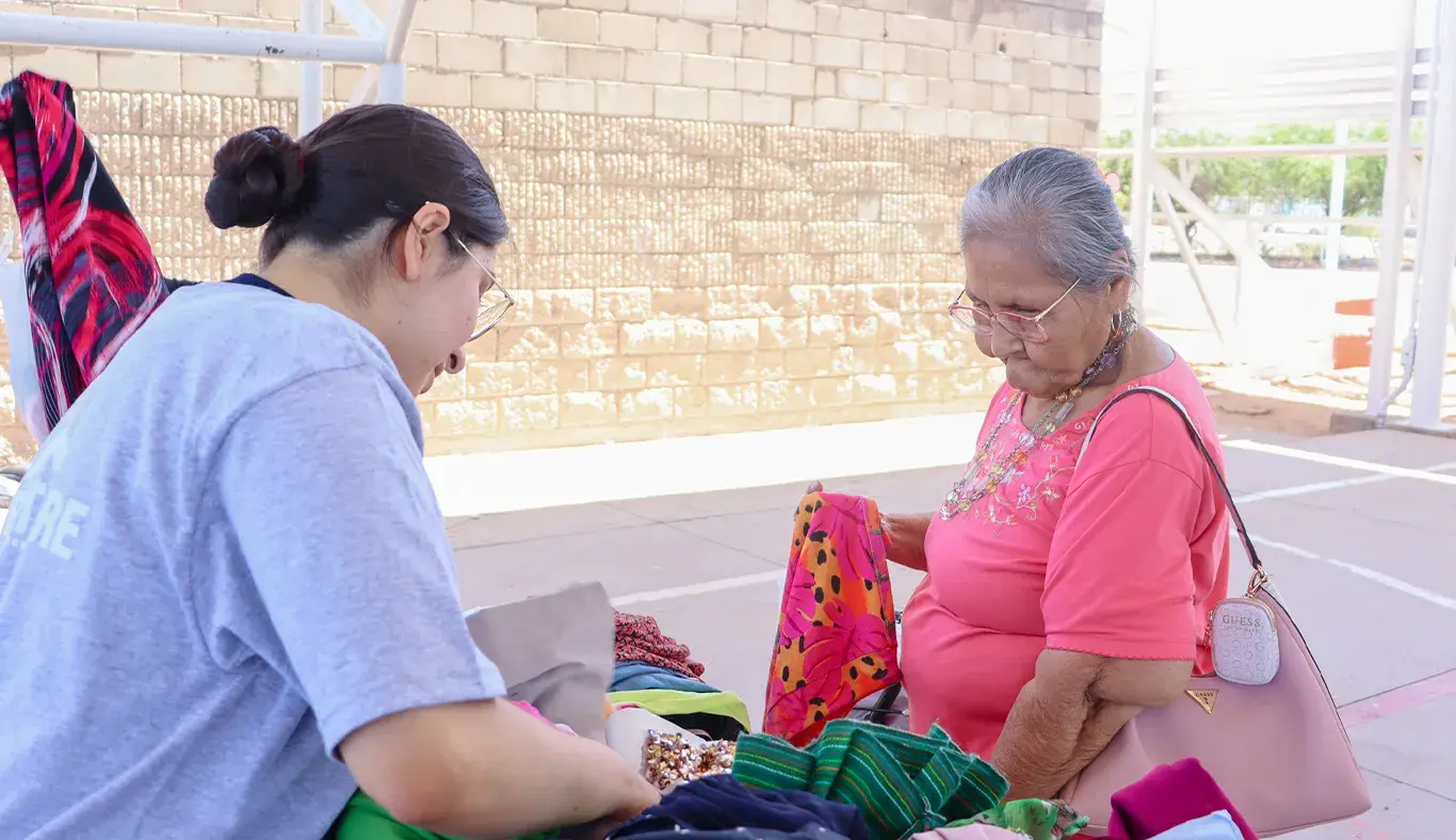 Dos mujeres viendo ropa.