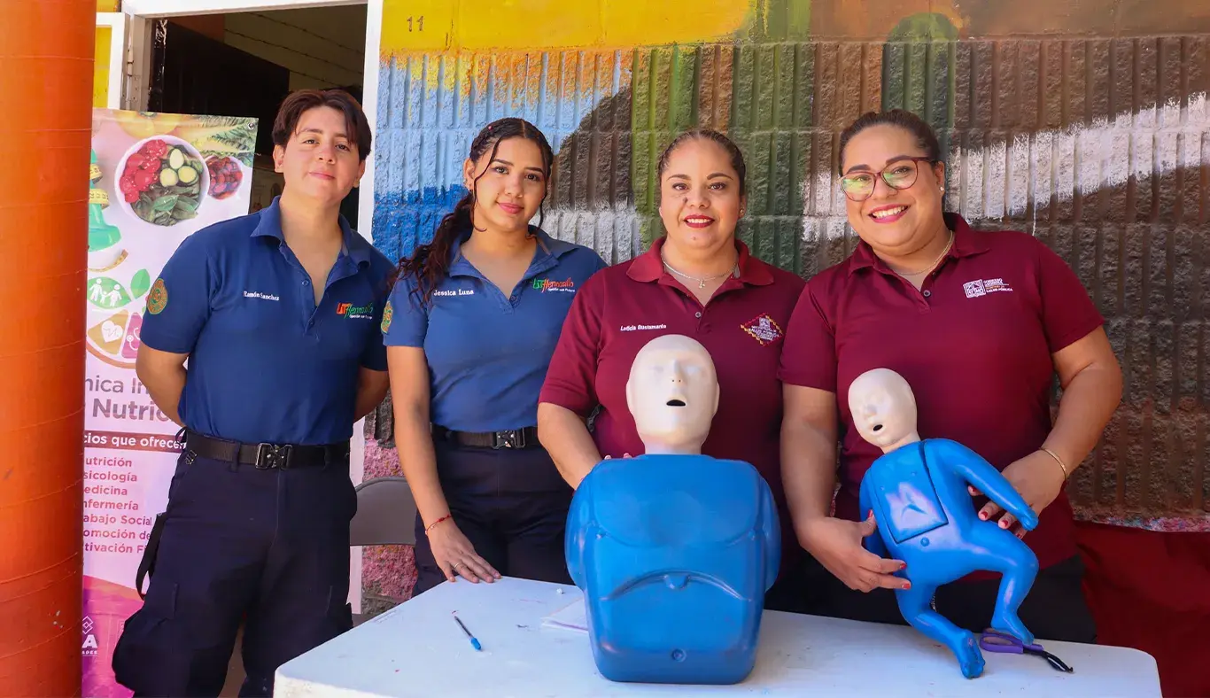 4 personas de personal médico posando juntas. 