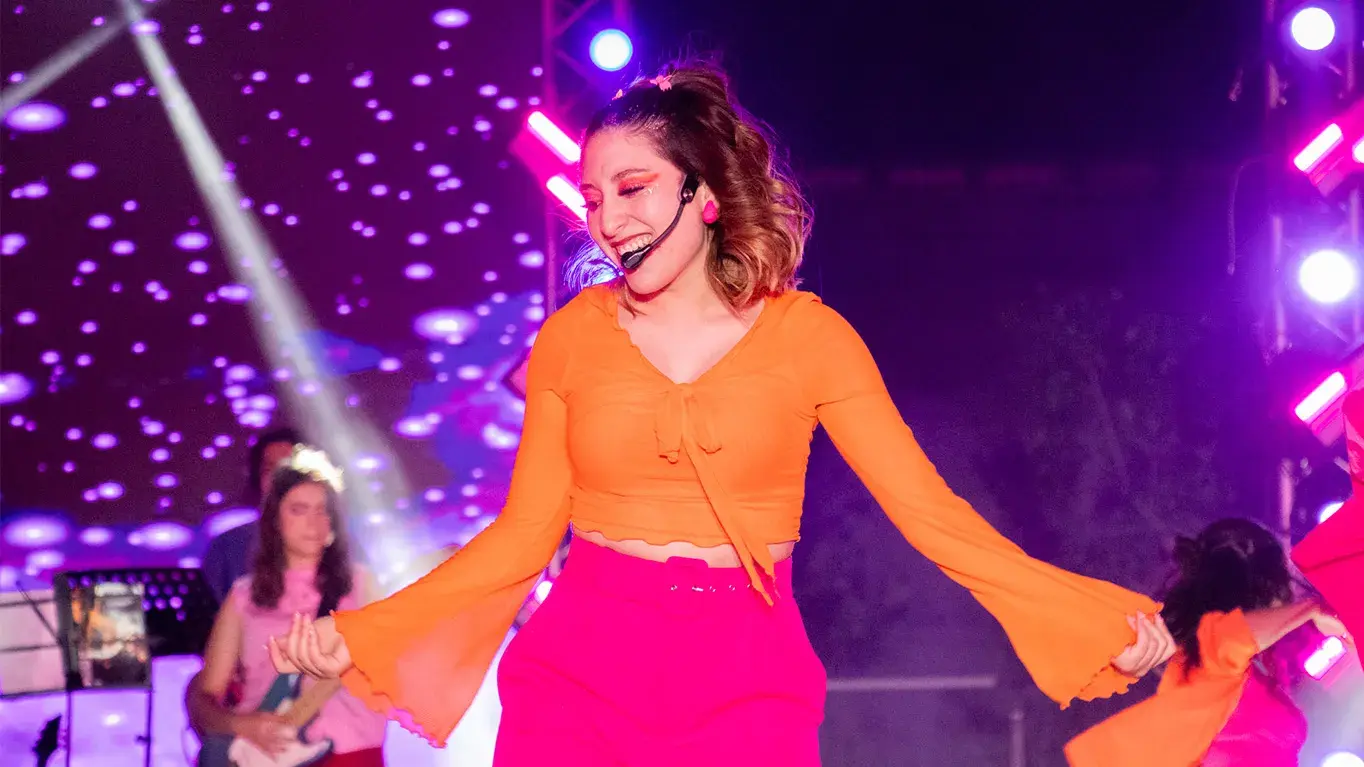 Alumna cantando en musical. 