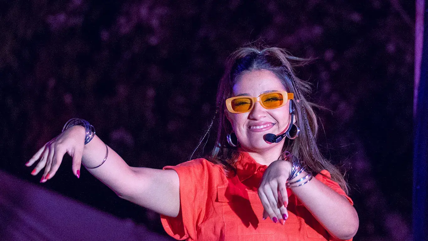 Alumna cantando en musical.