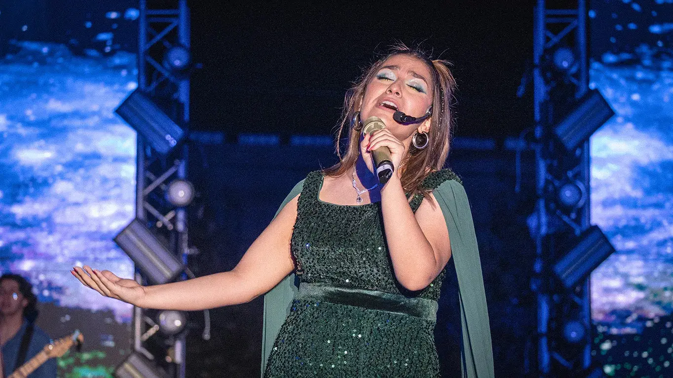 Alumna cantando en musical.