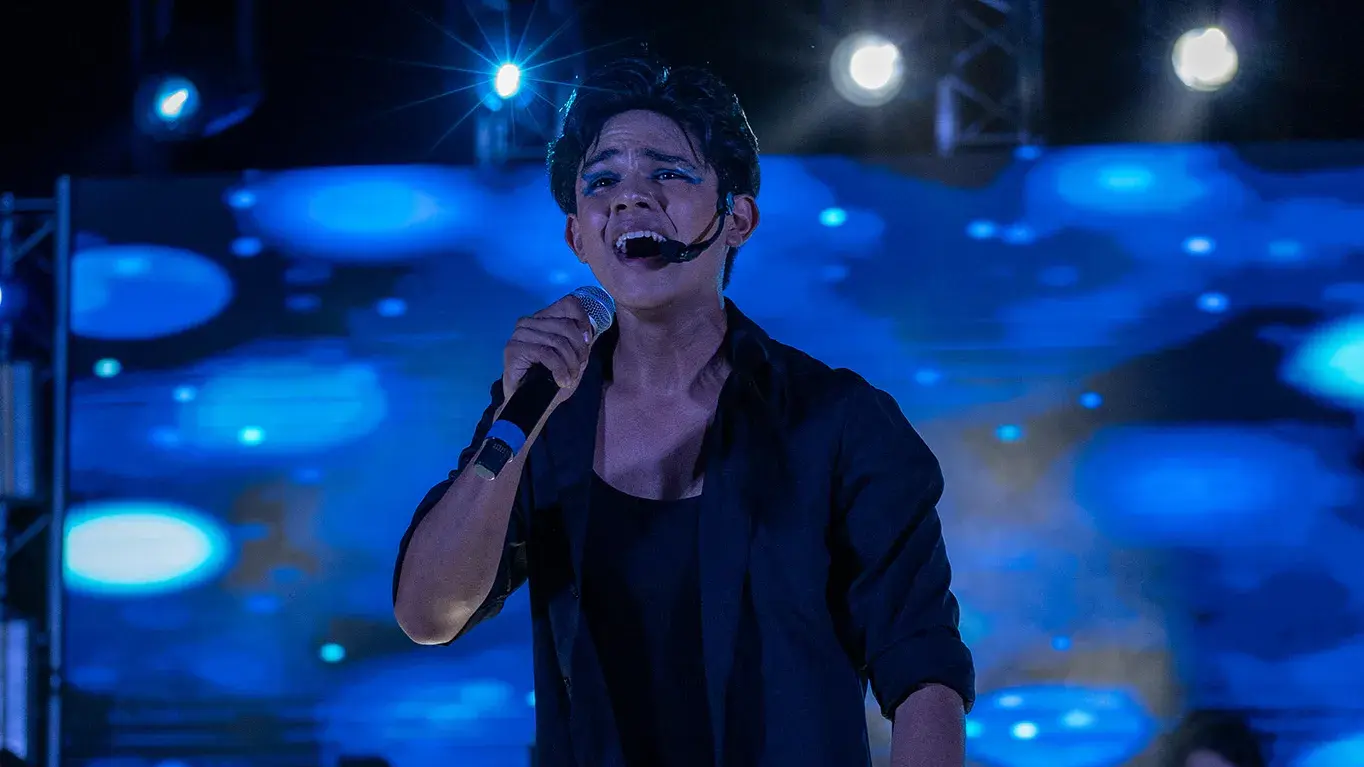 Alumno cantando en musical.